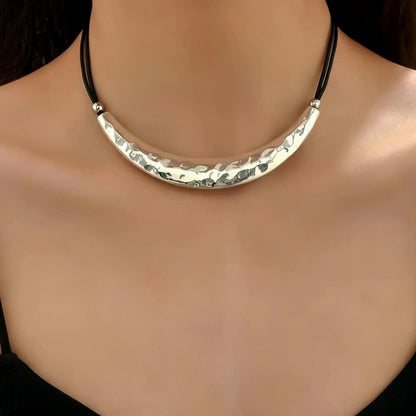 Vintage Hammered Zinc Alloy Crescent Choker Necklace